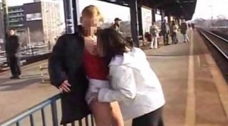 A kőbányai vasútállomáson szexelt a leszbikus pár