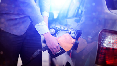 Örülhetnek az autósok: jelentősen csökkent a benzin ára