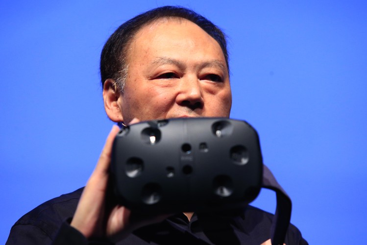 Tajwańskie HTC zaskoczyło wszystkich, gdy na swojej konferencji zaprezentowało stworzone we współpracy z firmą Valve okulary rozszerzonej rzeczywistości Vive. Urządzenie zostało wyposażone w dwa ekrany o rozdzielczości 1200 x 1080 pikseli i ma współpracować z większością gier dostępnych na platformie Steam. HTC Vive ma  być odpowiedzią na Oculus Rifta oraz okulary Samsung Galaxy Gear VR, które również zostały zaprezentowane w Barcelonie.