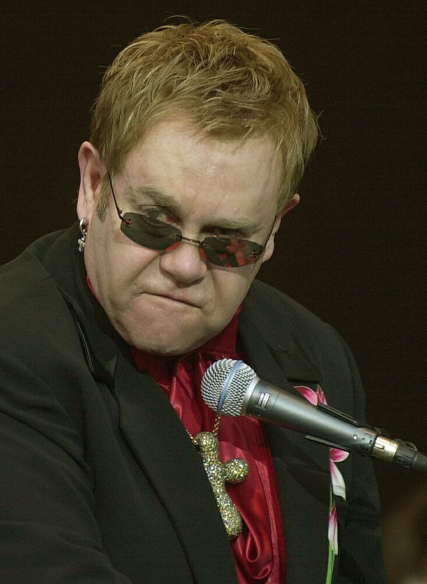 Spevák Elton John. 