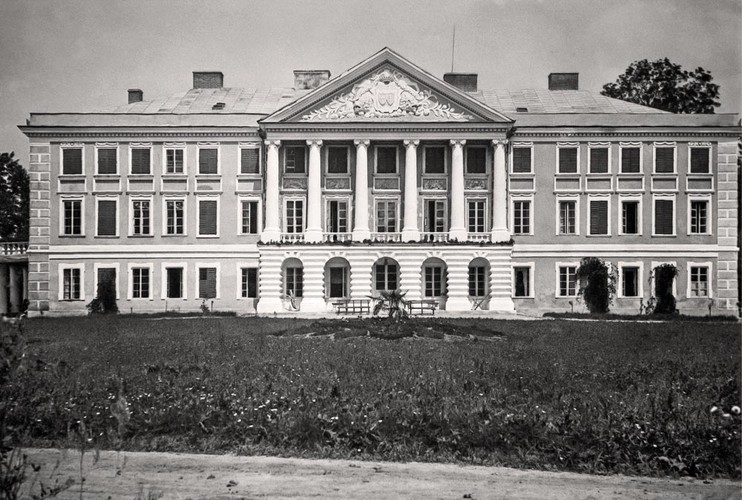 TAK MIESZKAŁA POLSKA ARYSTOKRACJA. Rezydencje w starej fotografii