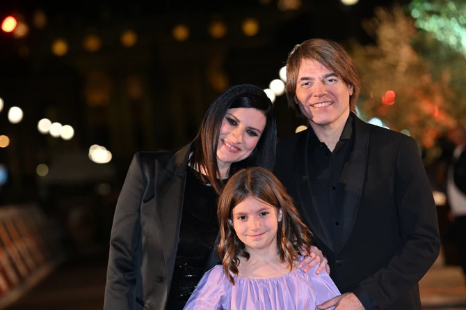 Laura Pausini sa suprugom Paolom Lartom i ćerkom