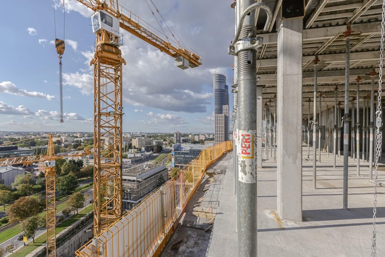 Agencja FRONTEX już w 2014 roku zacznie przygotowywać swoje biuro i przeniesie się z dotychczasowej siedziby z biurowca Rondo 1. Frontex jest agencją działającą w ramach Unii Europejskiej, której priorytetowym działaniem jest zintegrowane zarządzanie granicami zewnętrznymi Unii Europejskiej. Od momentu powołania do życia w roku 2004 agencja koordynuje pracę operacyjną straży granicznych państw UE, rozwija system edukacji dla pograniczników oraz prowadzi badania nad nowymi technologiami, które mogą być wykorzystane w kontroli granic.