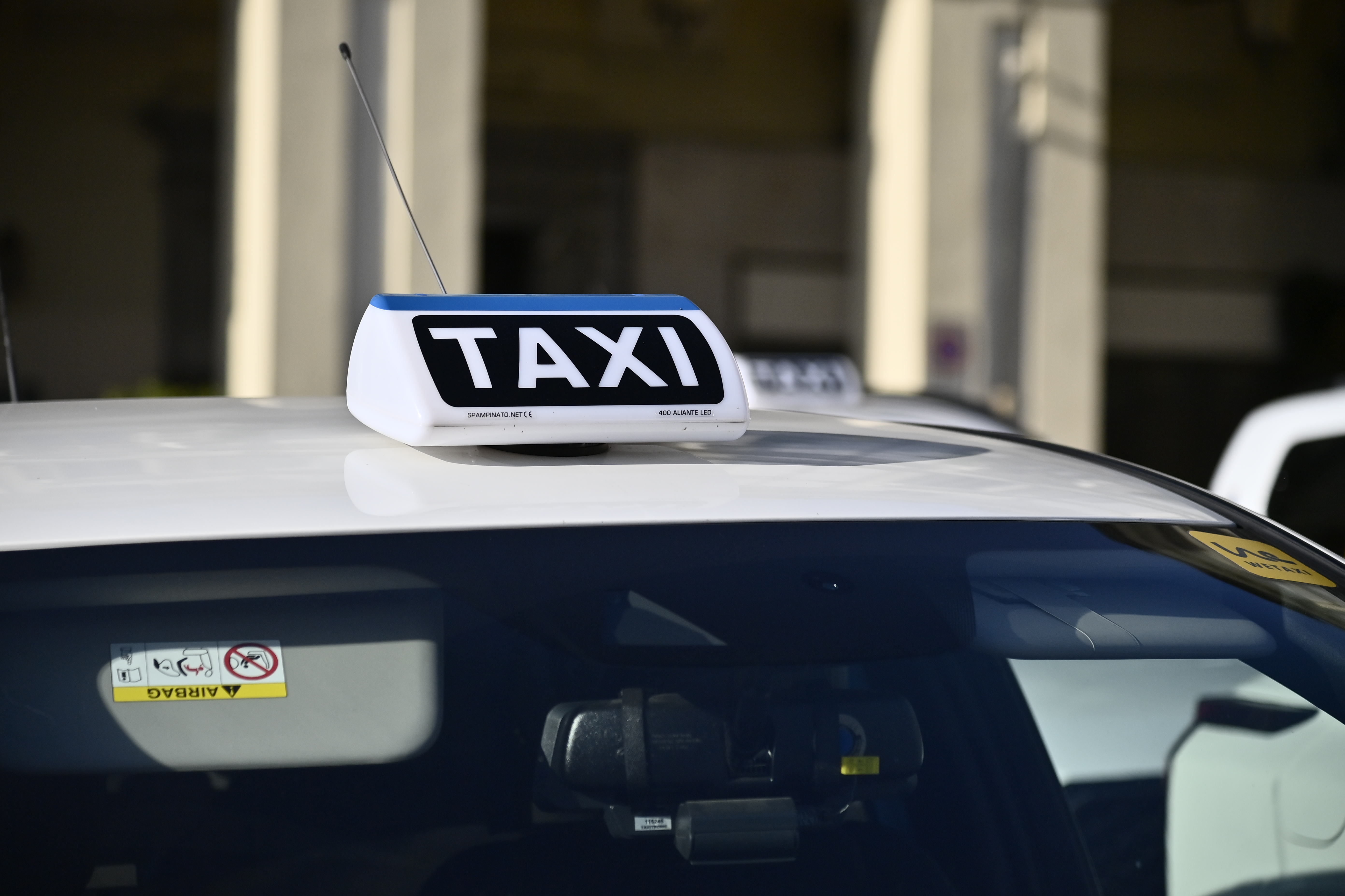Sciopero dei taxi fino alle 22 in tutta Italia: governo attaccato, disagi a Roma