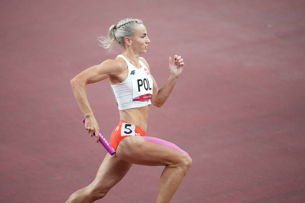 Justyna Święty-Ersetic w trakcie biegu finałowego sztafety mieszanej 4x400 m na IO w Tokio
