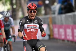 Giro d'Italia: Kraksy przed metą. 'Kieszonkowy sprinter' zwycięzcą etapu