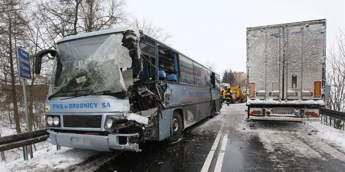 Zderzenie autobusu z TIR-em. 7 osób rannych! FOTO