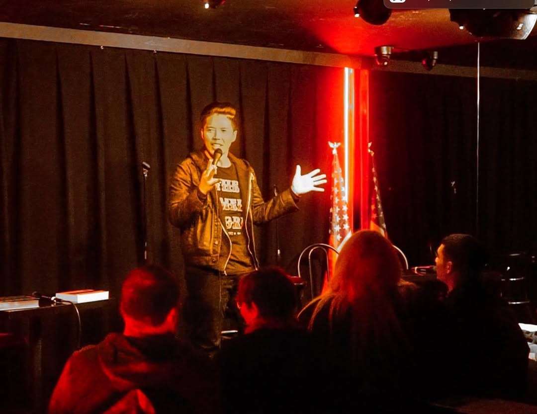 Herec a stand-up komik Alex Duong. 