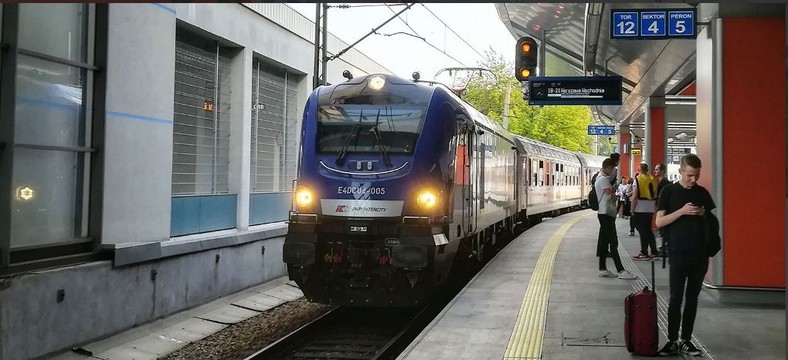 Lokomotywa Newag w barwach PKP Intercity