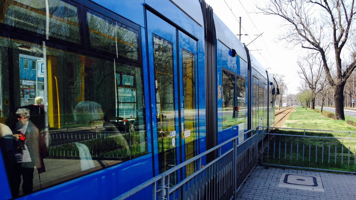 Wrocławskie zajezdnie tramwajowe i autobusowa zostały oflagowane przez związkowców, którzy domagają się podwyżek. W rozmowy między zarządem MPK a związkiem pracowników włączył się ministerialny mediator. Na razie jednak przełomu nie ma. Jeśli sporu nie uda się zażegnać – w MPK może dojść do strajku.