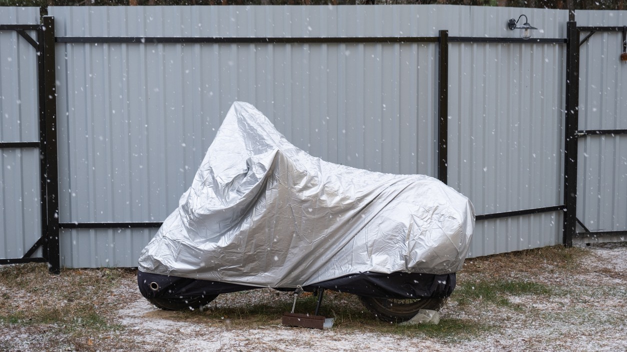 Treba v zime štartovať motor motocykla? Mýty a fakty o zimnom státí. 