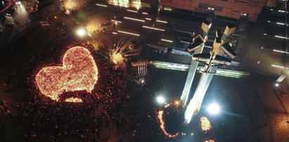 Polacy oddają hołd tragicznie zmarłemu prezydentowi. Poruszające zdjęcia