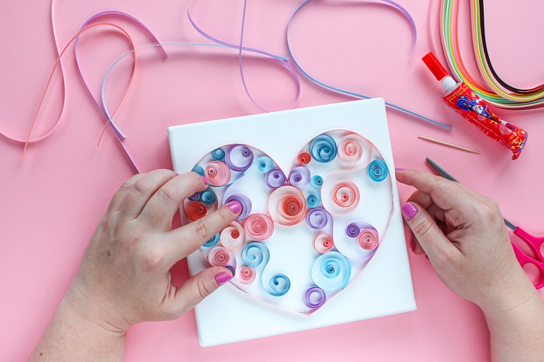 DIY Serce z papieru wykonane techniką quillingu Dom