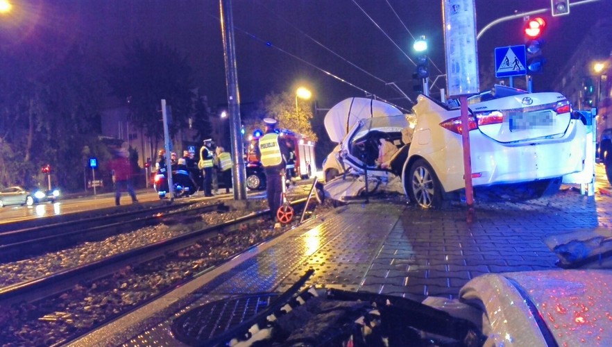 Poseł PiS Zbigniew Girzyński miał wypadek. Na zdjęciu rozbita toyota polityka