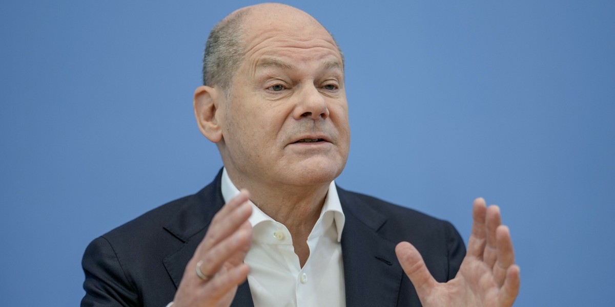 Kanclerz Olaf Scholz przekonuje, że z inwestycjami jest dobrze, ale statystyki mówią co innego.