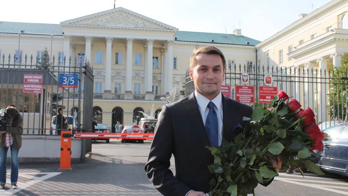 - Największym sukcesem jest to, że zwykli ludzie zmusili władzę do działań na rzecz Warszawy - tak Piotr Guział, inicjator referendum, podsumował kampanię przedreferendalną. Burmistrz Ursynowa przyszedł do stołecznego Ratusza z bukietem róż, w ramach przeprosin za słowa, które mogły dotknąć Hannę Gronkiewicz-Waltz.