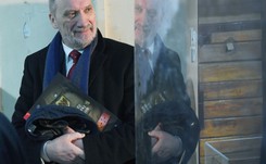 'Pycha osiągnęła w PiS Himalaje hipokryzji'. 'SE': Ludzie Macierewicza wydali 15 mln służbowymi kartami