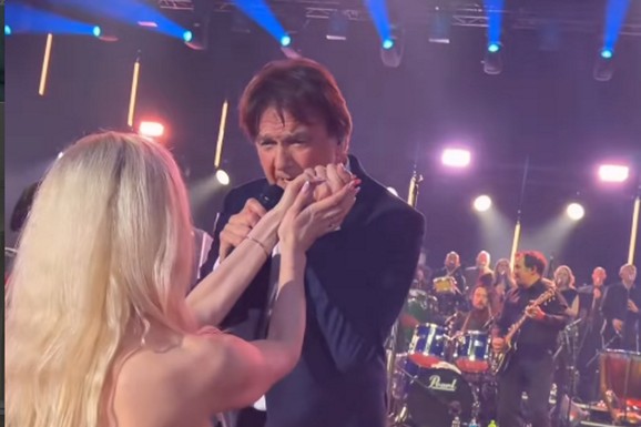 (VIDEO) Čola na koncertu u Sarajevu izveo koleginicu na binu, LJUBIO JE I GRLO, svi gledali u njih: "Jedan i jedini"