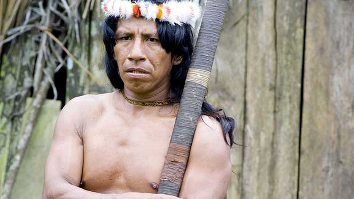 "Huaorani" i "Kuna" w lokalnych językach znaczą "ludzie". Kuna zamieszkują pogranicze panamsko-kolumbijskie. Dawniej praktykowali kanibalizm, do dziś zachowali stare tradycje i nieufność wobec przybyszów. Huaorani żyją w izolacji w głębi ekwadorskiej selwy, w którą wdzierają się kompanie naftowe. Z amazońskiego średniowiecza wkroczyli w epokę komórek, wciąż jednak pozostają "jaskiniowcami", a niektóre klany do dziś zabijają intruzów. Odwiedził ich Tomek Raczyński - fotografik i obserwator rybacki.