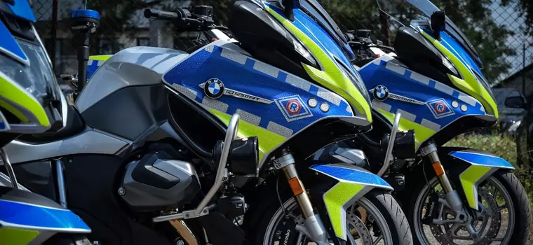 Policyjne motocykle na sygnale zderzyły się z samochodami. Dwóch policjantów trafiło do szpitala