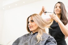 Praca w walentynki. Fryzjerzy i makijażyści mogą zarobić najwięcej? [RAPORT]