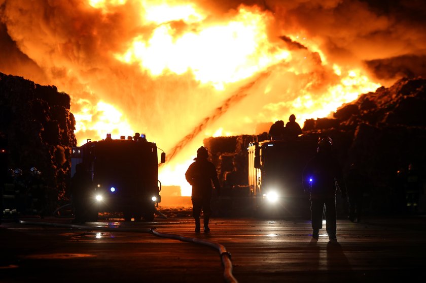 Gigantyczny pożar wysypiska na terenie byłych zakładów Boruta w Zgierzu