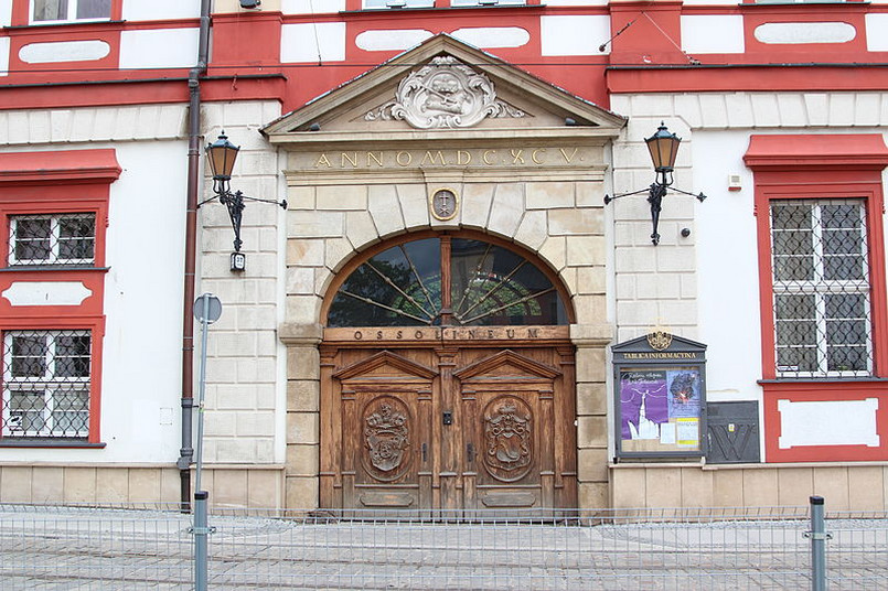 Na początku 1945 r. zbiory biblioteczne Ossolineum liczyły 500 000 tomów druków XIX i XX-wiecznych zinwentaryzowanych i niezinwentaryzowanych, ok. 85 000 tomów starodruków, 17 600 rękopisów, 3200 dokumentów, 13 900 autografów, 90 000 zbiorów graficznych i 4000 map, a Muzeum Książąt Lubomirskich, będące częścią Ossolineum, posiadało zbiór światowego malarstwa, rycin, rzeźb i fotografii (33 000) oraz ponad 21000 numizmatów. Na zdj. Ossolineum - wejście główne, fot. Pnapora / Wikimedia Commons, lic. cc-by-sa