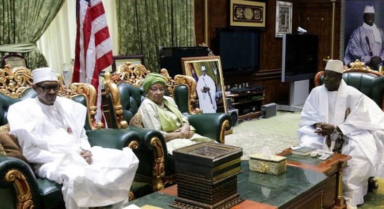 Nigerian President Muhammadu Buhari (L) and Liberian President Ellen Johnson Sirleaf meeting Gambian President Yahya Jammeh (R) in Banjul on January 13, 2017