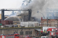Wybuchł pożar na terenach stoczniowych w centrum Gdańska. Gaszenie ognia nadal trwa