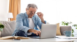 Nowa stawka dodatku pielęgnacyjnego od marca 2026 roku. ZUS zaktualizuje wypłaty dla seniorów 75+