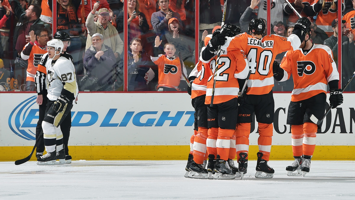 Mecze pomiędzy dwiema ekipami ze stanu Pensylwania zawsze są pełne emocji. Nie inaczej było tym razem, a kontrowersje narastały wraz z biegiem czasu. Philadelphia Flyers pokonała Pittsburgh Penguins 3:2 po dogrywce.