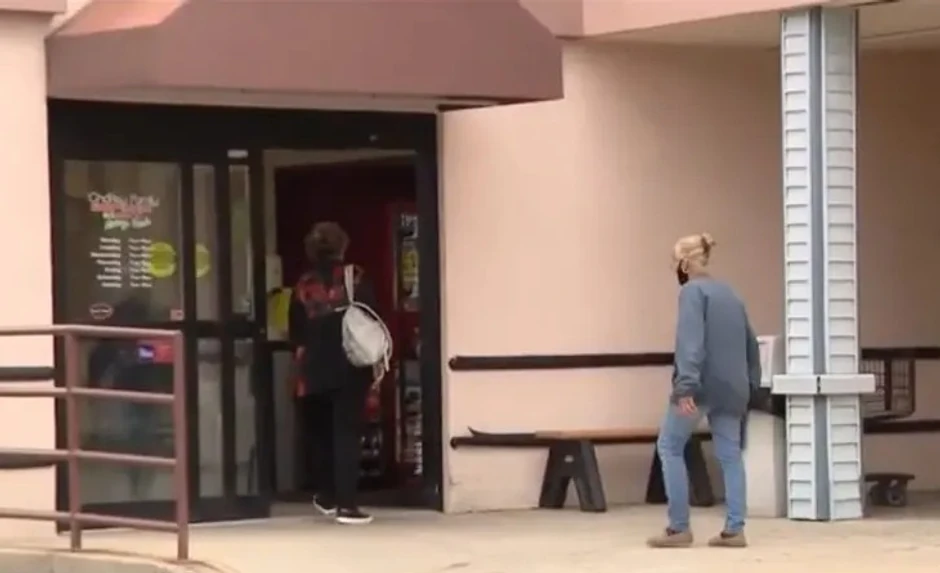 Mildred u centru gde je dala jaknu