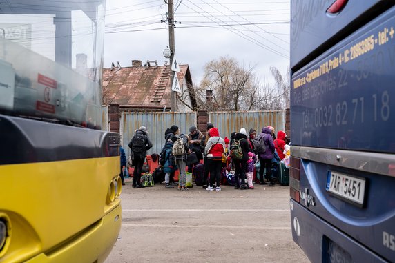 Kolejka matek z dziećmi