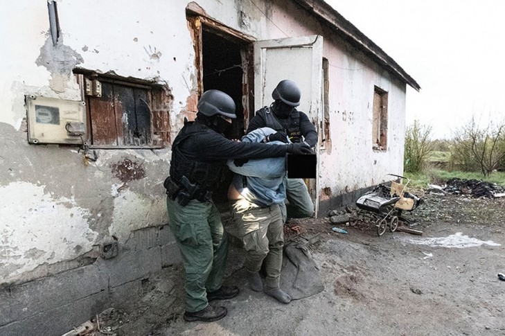 Másfél évig bántalmazták szexuálisan testvérük gyermekeit hevesi fiatalok / Fotó. Police.hu