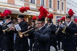 W Polsce górnicy zarabiają więcej niż informatycy. Najgorzej mają nauczyciele. W których zawodach pensje rosną szybciej niż inflacja?