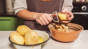 Domowy nawóz z obierek ziemniaków. Jak zrobić nawóz z obierek ziemniaków? Co można podlewać nawozem z obierek ziemniaków?