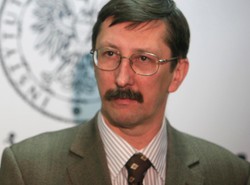 IPN musi bronić się przed politykami