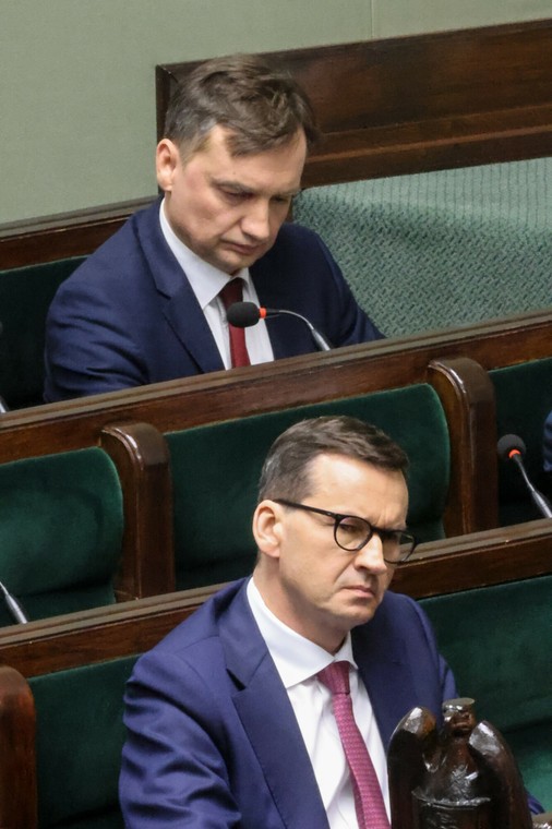 Zbigniew Ziobro (na górze) i Mateusz Morawiecki (na dole) w sejmowych ławach rządowych (26.05.2022)