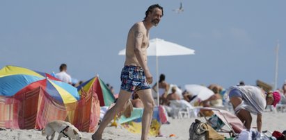 Szymon Majewski zabrał żonę nad morze. Zostawił ją na plaży, a sam... [ZDJĘCIA]