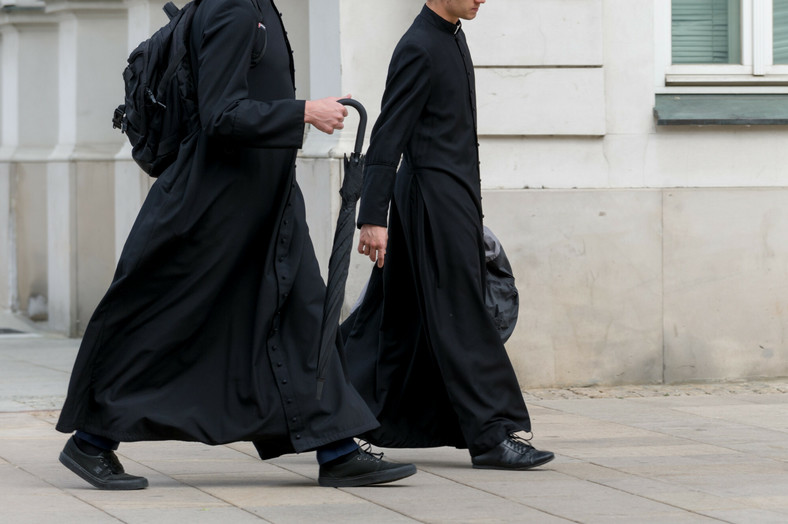 "Ksiądz nigdy nie jest w związku. Zawsze może zniknąć"