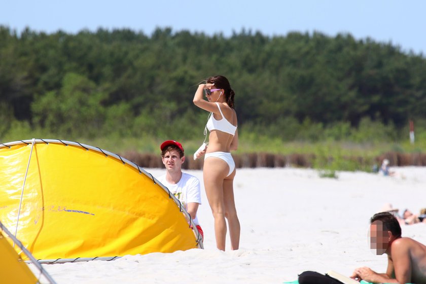 Antonii Królikowski z ukochaną na plaży w Juracie