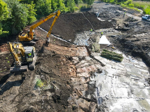 Trwa budowa zbiornika retencyjnego na terenie Kiekrza fot. PIM
