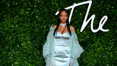 Nem semmi: Rihanna kismamaként sem veti meg a dögös ruhákat – fotó