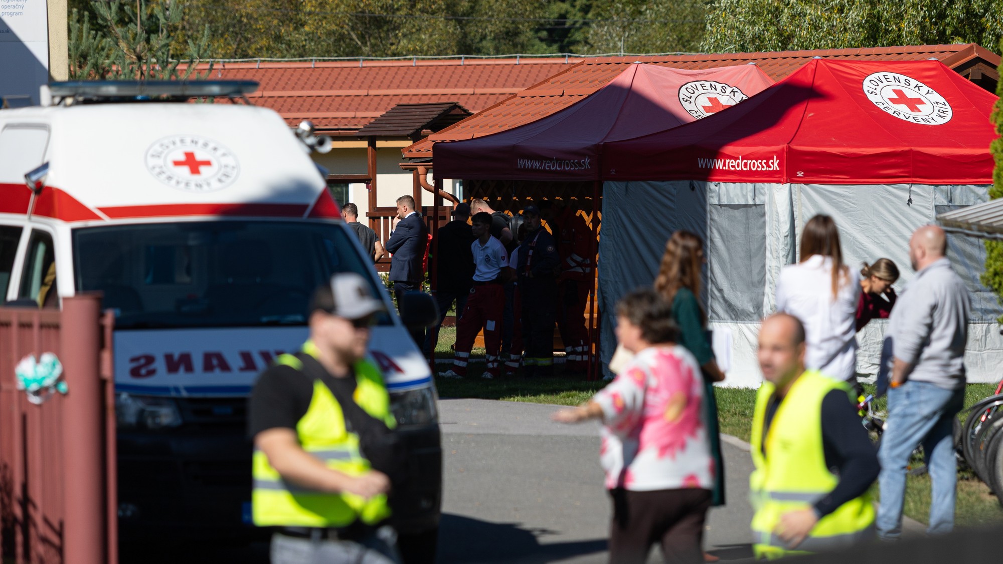 Členovia Slovenského Červeného kríža (SČK) zasahujú po útoku na základnej škole (ZŠ) v obci Staškov v okrese Čadca