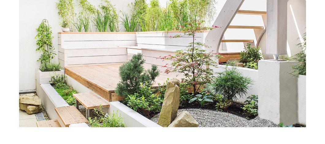 Zupełnie inne doznania oferują zlokalizowane w Krakowie Apartamenty Sowiniec (deweloper Wawel Service). Wyróżniają je ogrody w stylu japońskim, które będą przynależeć do mieszkań na parterze. Każdy będzie miał małą fontannę lub wodospad, bo woda jest nieodłącznym elementem japońskich ogrodów. Dla osób prowadzących zdrowy tryb życia zachętą będzie bez wątpienia fakt, że wiele mieszkań ma pomieszczenie przeznaczone na domową siłownię lub odnowę biologiczną. Dodatkowo, w cenie mieszkania kupujący dostaną projekt wnętrza. Japoński ogród będzie też atrakcją zlokalizowanego w pobliżu służewieckich torów wyścigów konnych osiedla Sakura (z japońskiego „kwiat wiśni”). Ogród będzie utworzony na wewnętrznym dziedzińcu i będzie miał ponad 4 tys. mkw. powierzchni.  Na zdjęciu: Apartamenty Sowiniec w Krakowie