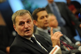 Koniec legendy kapitana Wrony? Lądował awaryjnie, bo zapomniał wcisnąć bezpiecznik