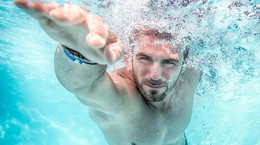 Pływanie - style, rozgrzewka, wpływ na zdrowie. Spalanie kalorii podczas pływania