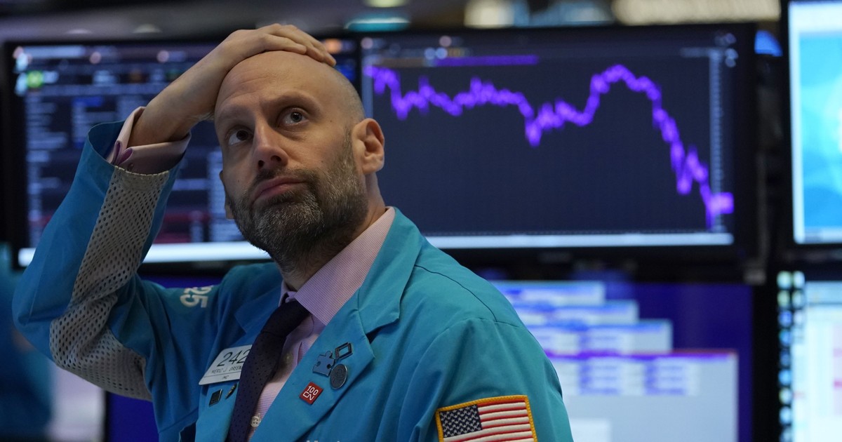 Bank stocks plunge after implosions at Silicon Valley Bank and ...