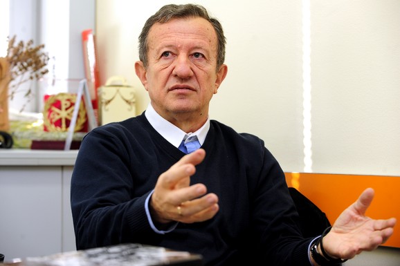 SAHRANJENA ŽENA ŽIKE ŠARENICE Voditelj neutešan primao saučešće, položio venac od belog cveća: Tuga i jecaji na Topčiderskom groblju