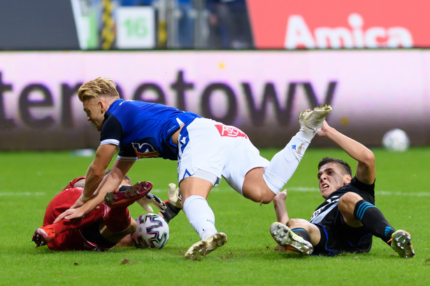 Piłkarz Lecha Poznań Kamil Jóźwiak (C) oraz Damian Michalski (P) i bramkarz Krzysztof Kamiński (L) z Wisły Płock podczas meczu Ekstraklasy